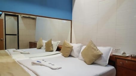 In-room safe, desk, free WiFi