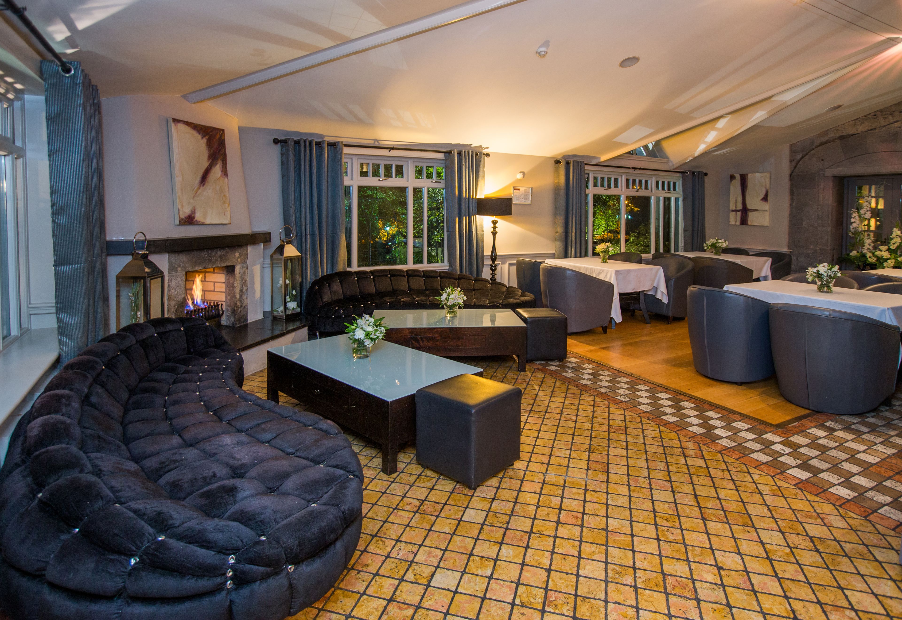 serves lunch and dinner