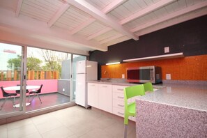 Full-sized fridge, microwave, espresso maker, cookware/dishes/utensils - Hostal La Buena Vida (Mexico City)