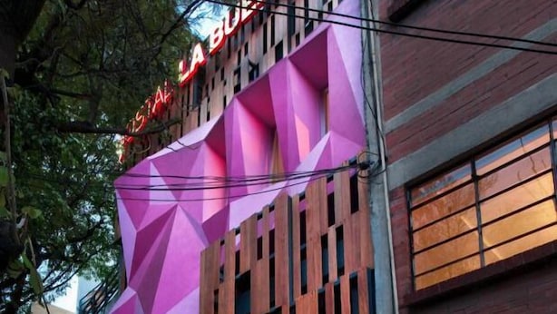A building with a geometric facade and a sign reading "Hostalla La Buena Vida". - Hostal La Buena Vida (Mexico City)