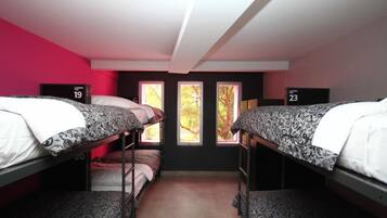 Ropa de cama de alta calidad y caja de seguridad en la habitación