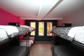 Ropa de cama de alta calidad y caja de seguridad en la habitación 