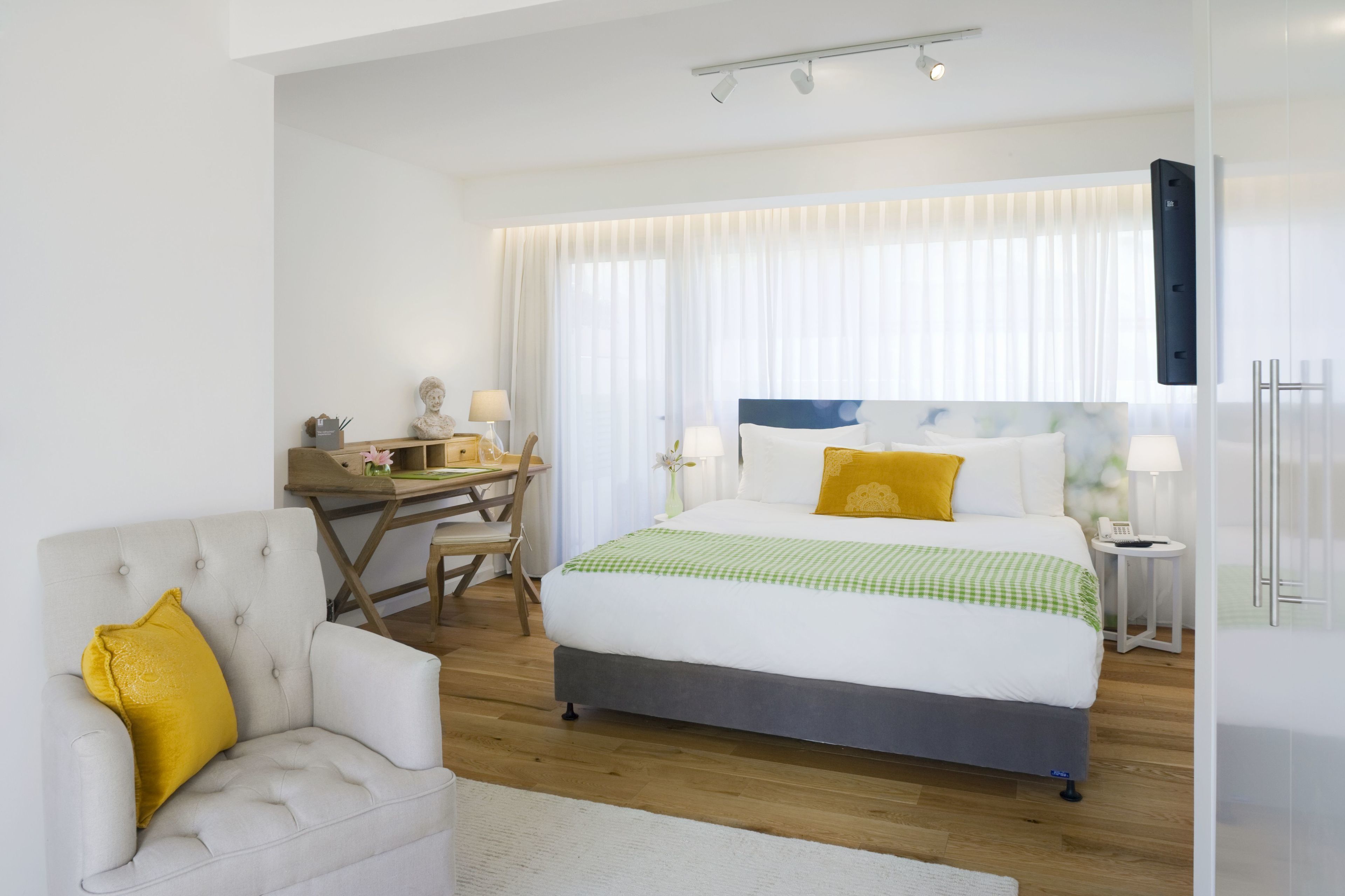 rothschild suite | premium bedding, select comfort beds, minibar, in-room safe