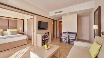 Zimmersafe, Schreibtisch, Verdunkelungsvorhänge, Babybetten