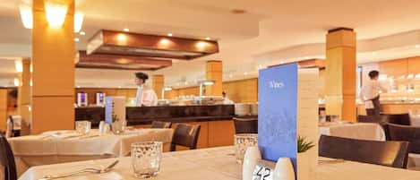 Une scène de restaurant avec des tables dressées pour le service, un présentoir à menus et un chef cuisinier en arrière-plan.