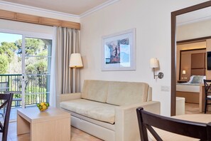 객실 내 금고, 책상, 암막 커튼, 유아용 침대