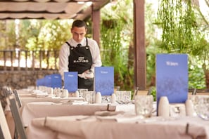 3 restaurants servant le petit déjeuner, le déjeuner et le dîner
