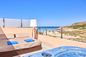 객실 내 금고, 책상, 암막 커튼, 유아용 침대