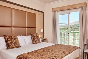 객실 내 금고, 책상, 암막 커튼, 유아용 침대