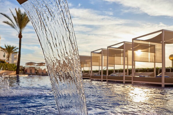 Una piscina cubierta, 4 piscinas al aire libre, sombrillas, tumbonas