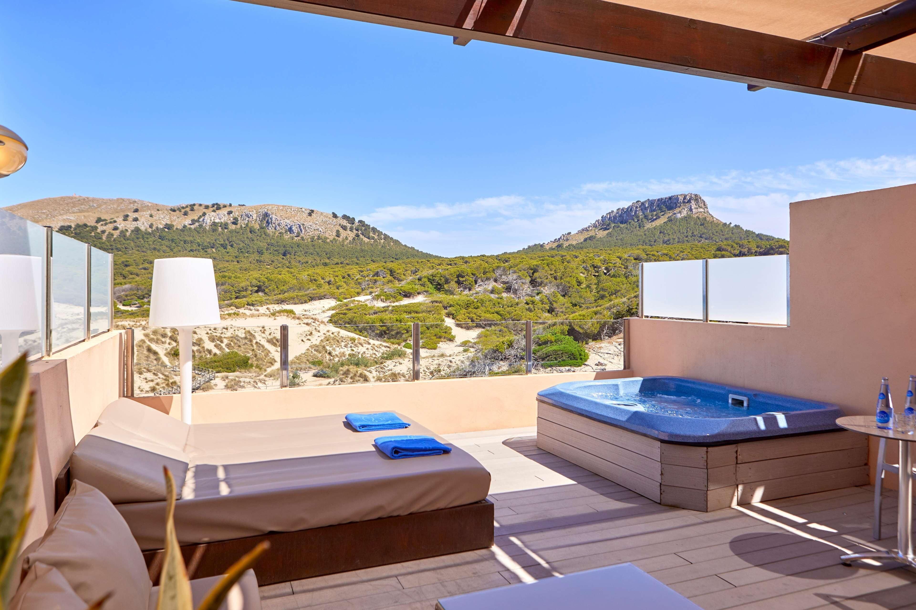 Pengeskab på værelset, skrivebord, mørklægningsgardiner