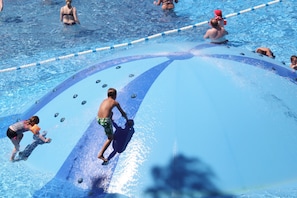 Una piscina con confini divisori e persone che nuotano.