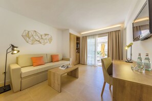 Una sala de estar moderna con un sofá, una mesa de centro y un comedor con una mesa y sillas.