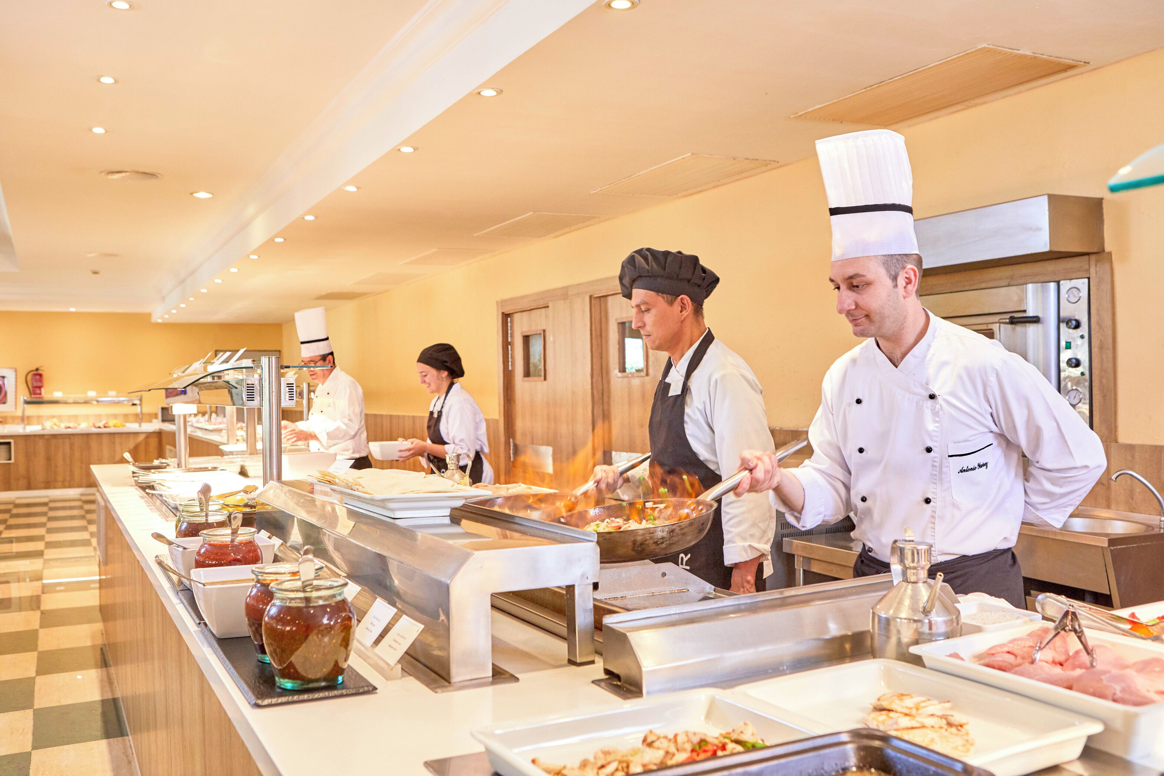 3 restauranter; serverer morgenmad, frokost og internationale retter