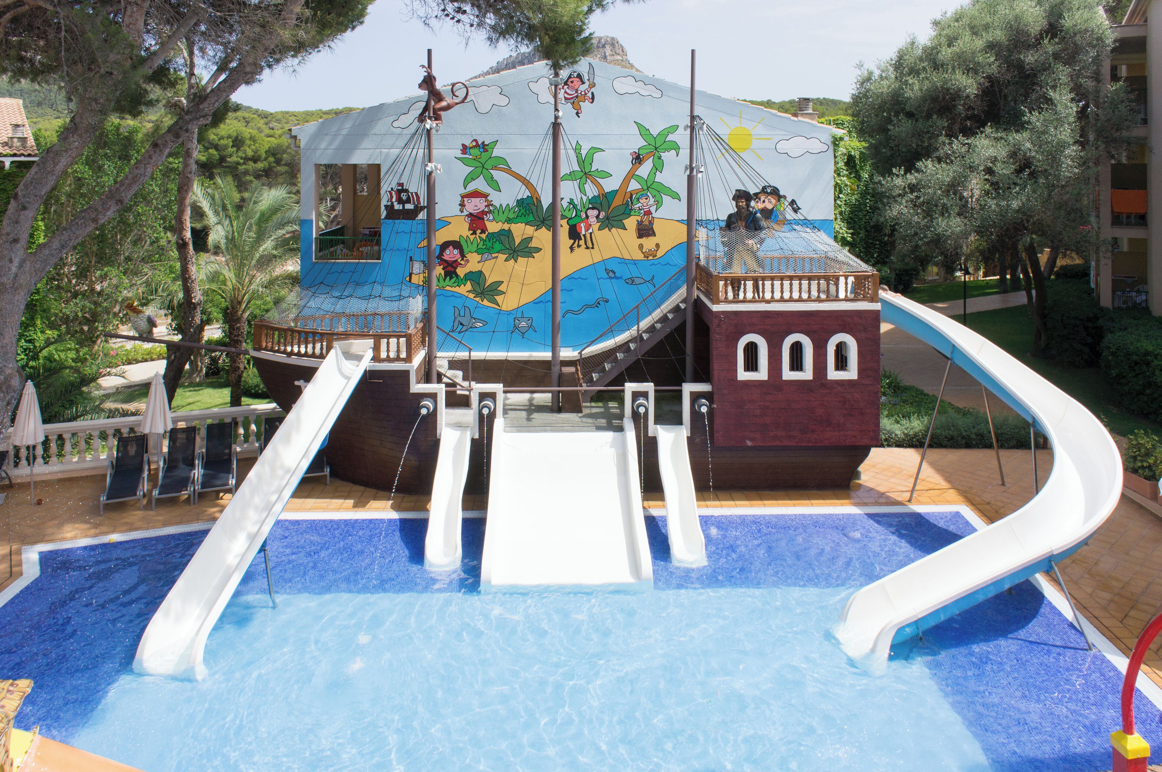 Una piscina cubierta, 4 piscinas al aire libre, sombrillas, tumbonas