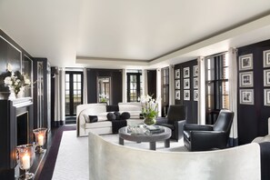 En 51-tommers Flatskjerm-TV med digitale kanaler samt TV og bøker