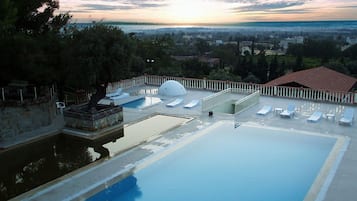 Piscine couverte, chaises longues