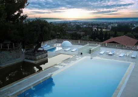 Una piscina techada, sillones reclinables de piscina