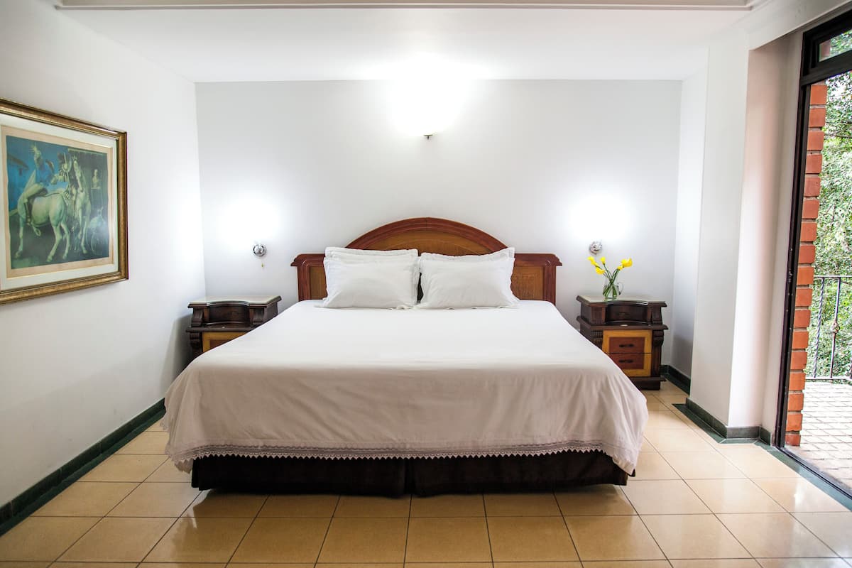 Kamar Double Standar | Seprai premium, minibar, brankas, dan Wi-Fi gratis