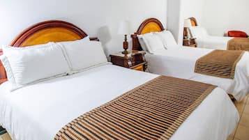 Habitación triple | Ropa de cama de alta calidad, minibar, caja fuerte y wifi gratis