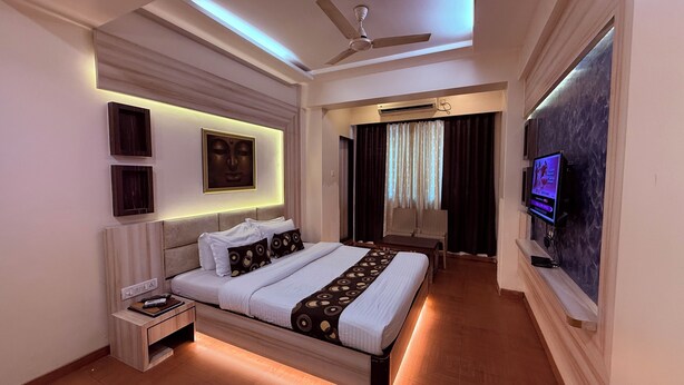 Super Deluxe Room | Egyptian cotton sheets, premium bedding, memory-foam beds, desk - Hotel Alka Residency (Thane)