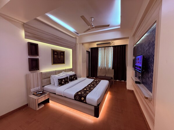 Super Deluxe Room | Egyptian cotton sheets, premium bedding, memory-foam beds - Hotel Alka Residency (Thane)