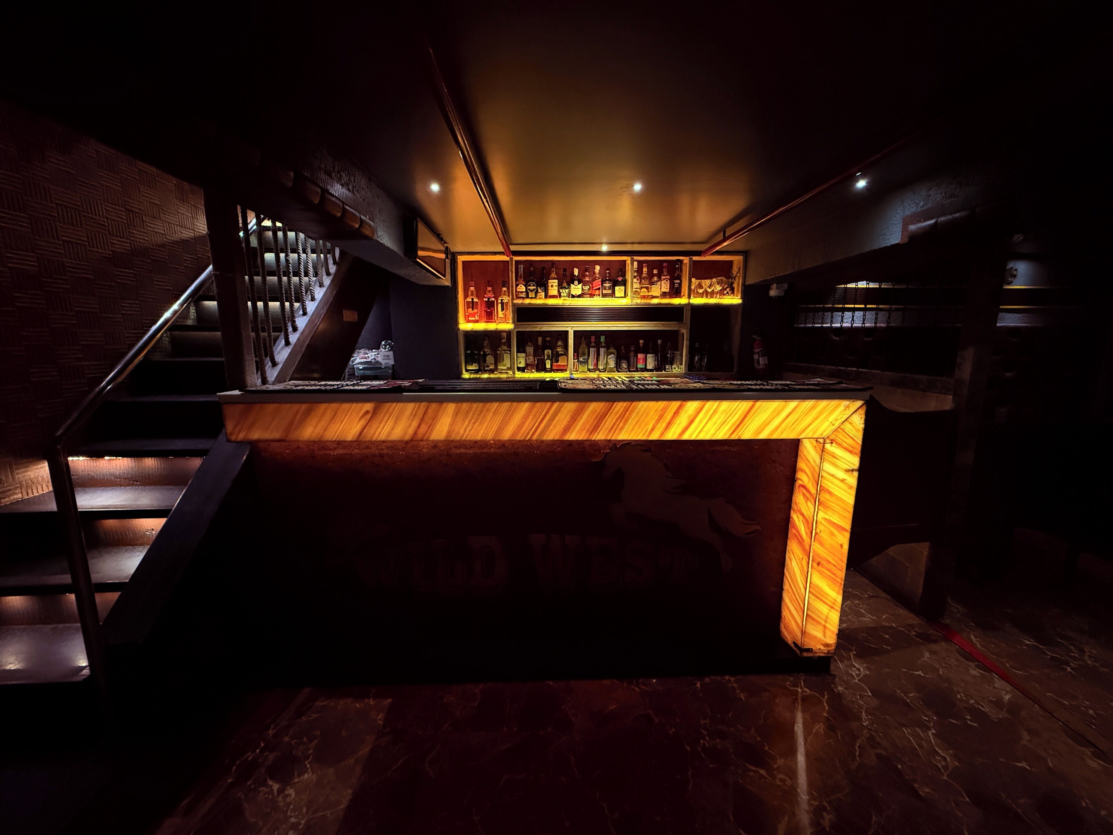 2 bars/lounges
