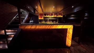 2 bars/lounges