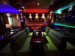 2 bars/lounges