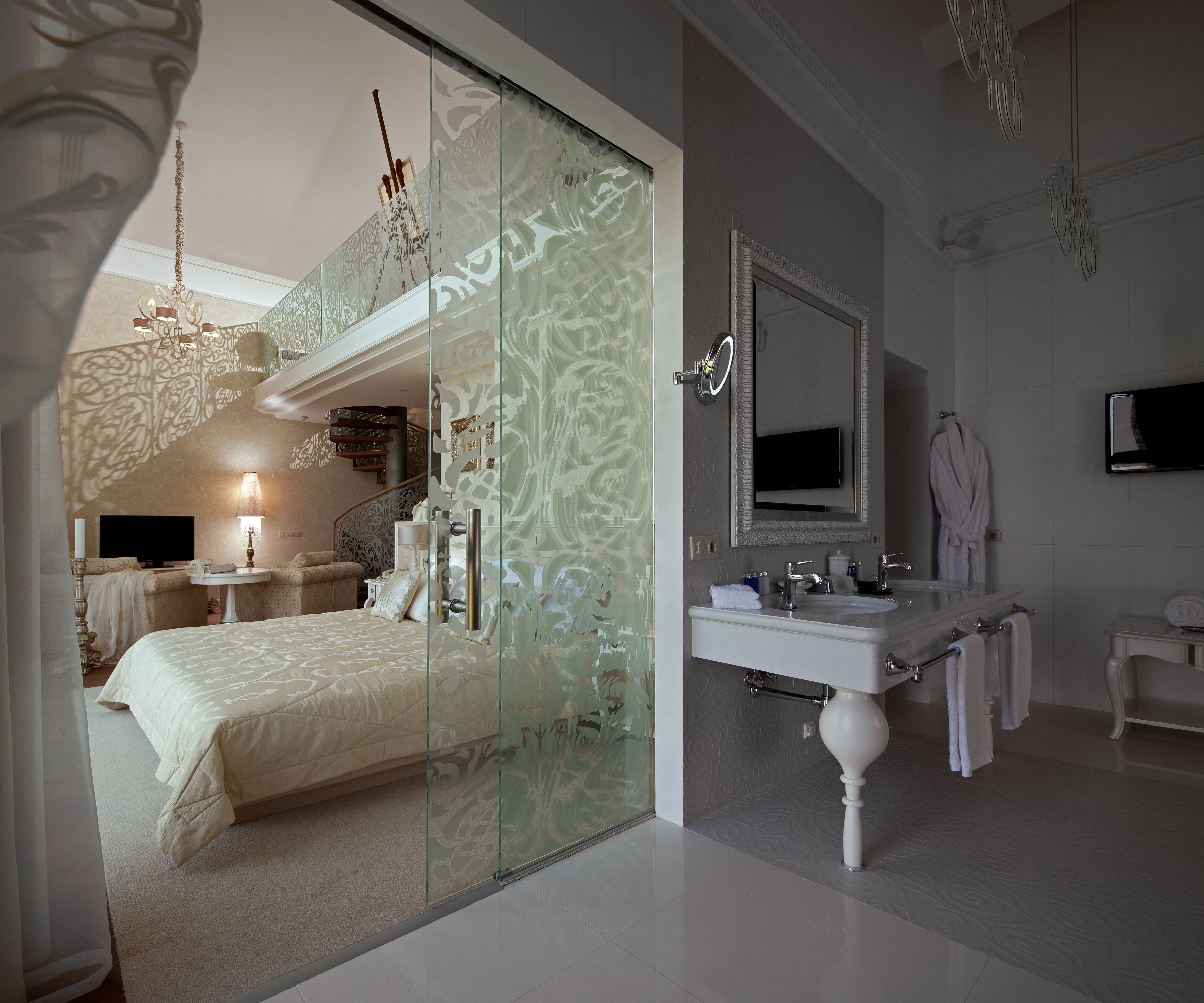 Romantik-suite | Premium-sengetøj, dundyner, minibar, pengeskab på værelset