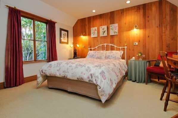 Standard suite | Hypo-allergenic bedding, down duvets, individually decorated - Cambria House (Nelson)