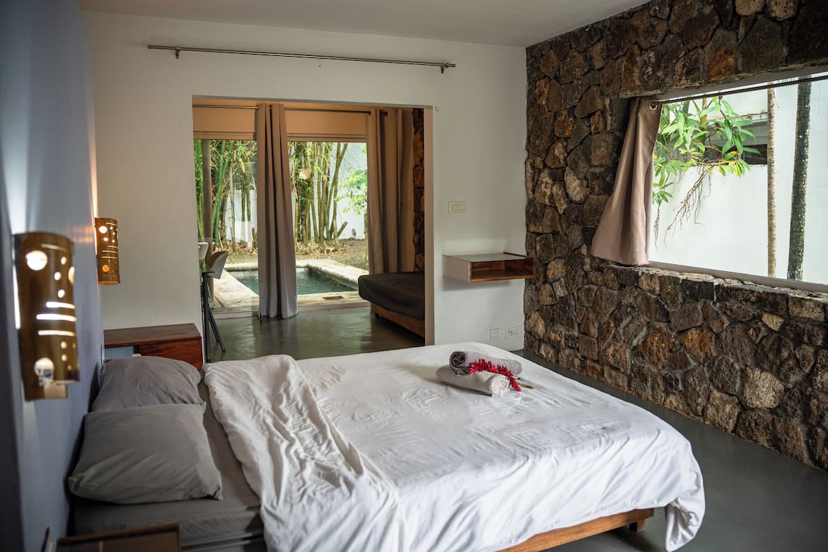 Habitación, alberca privada (LE BOUGAINVILLE) | Decoración personalizada, escritorio y tabla de planchar con plancha