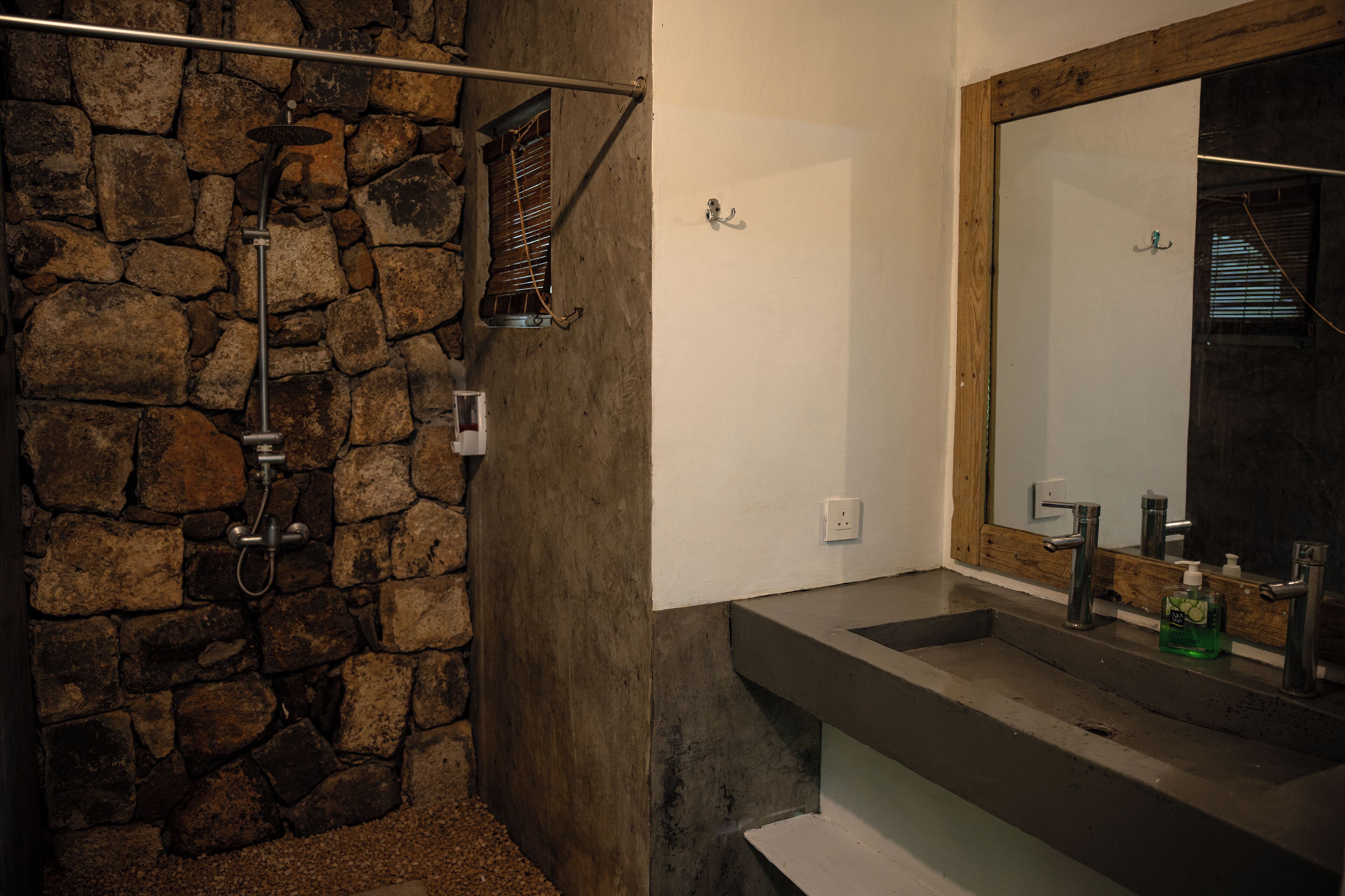 Douche, douche à « effet pluie », articles de toilette gratuits