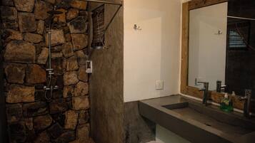 Douche, douche à « effet pluie », articles de toilette gratuits
