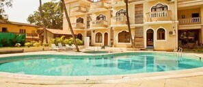 Outdoor pool, pool umbrellas, sun loungers - Sukhmantra Resort (Candolim)