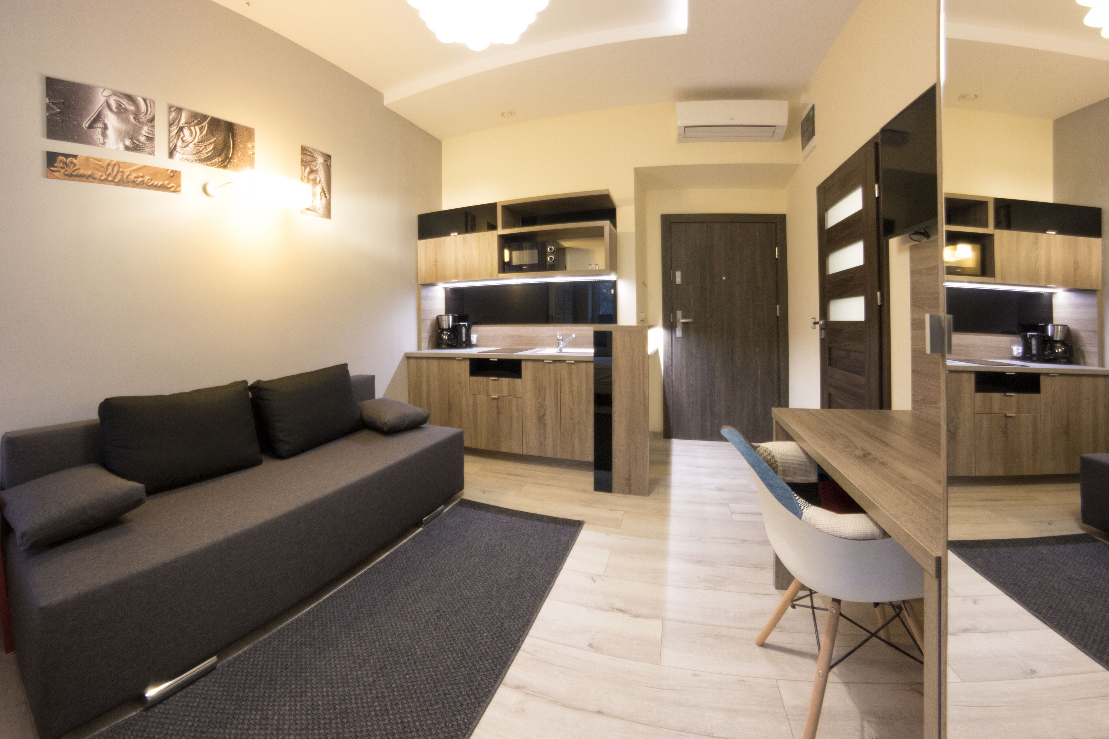 Estudio Deluxe (Mickiewicza Street) | Decoración personalizada y muebles diferentes 