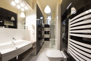 Deluxe studio (Mickiewicza Street) | Badkamer | Een haardroger, handdoeken