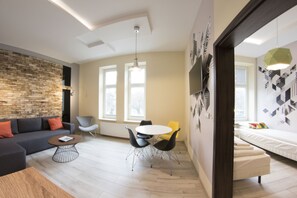 Leilighet, 3 soverom (Mickiewicza Street) | Oppholdsrom | Flatskjerm-TV