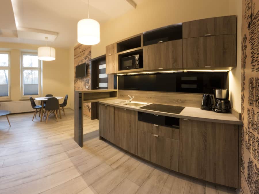 Apartment, 3 Bedrooms (Mickiewicza Street) | Dapur kecil peribadi | Peti sejuk/penyejuk beku saiz penuh, ketuhar gelombang mikro, dapur