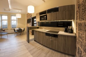 Departamento, 3 habitaciones (Mickiewicza Street) | Cocineta privada | Refrigerador con congelador, microondas y parrilla de estufa