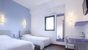 A hotel room with two beds, a desk, and a mirror. - Amaris Hotel Thamrin City - Jakarta (Jakarta)