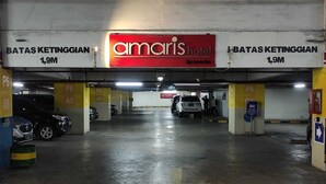 A parking garage with 'Amaris Hotel' signage and multiple parking bays labeled P6, A4, A5, A6. - Amaris Hotel Thamrin City - Jakarta (Jakarta)