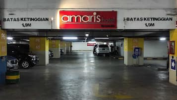 A parking garage with 'Amaris Hotel' signage and multiple parking bays labeled P6, A4, A5, A6.