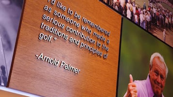 Una placa de madera con una cita de Arnold Palmer.