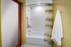 免費梳洗用品、風筒、提供毛巾