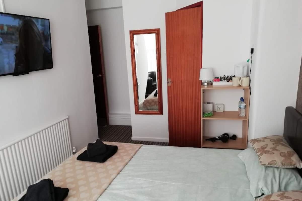 Camera doppia, 1 letto king | Ferro/asse da stiro, Wi-Fi gratuito, lenzuola