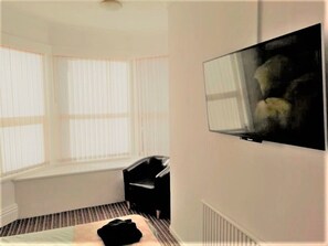 Double Room, 1 King Bed | Iron/ironing board, free WiFi, bed sheets - The Penrhyn (Blackpool)