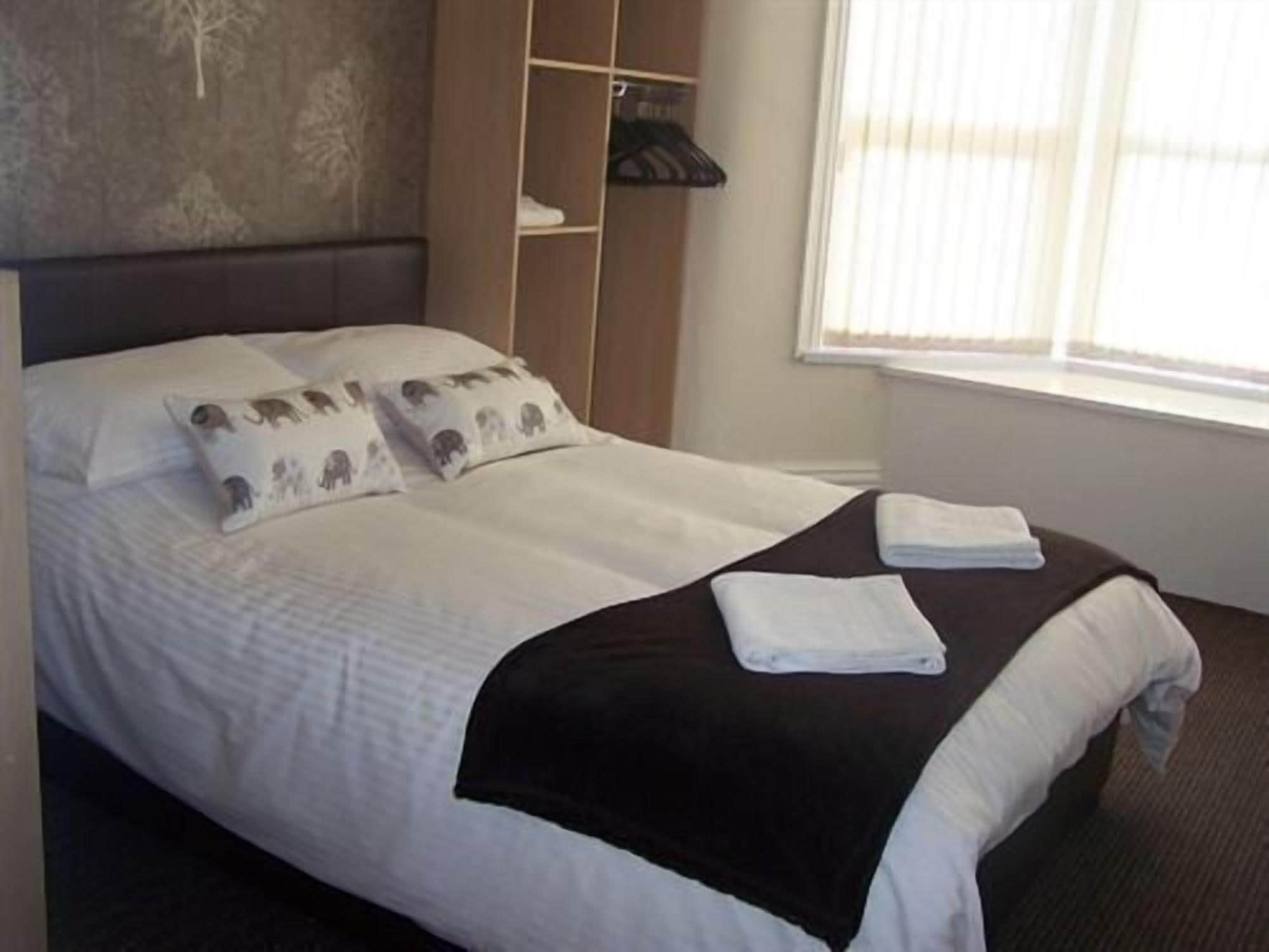 Double Room, 1 King Bed | Iron/ironing board, free WiFi, bed sheets