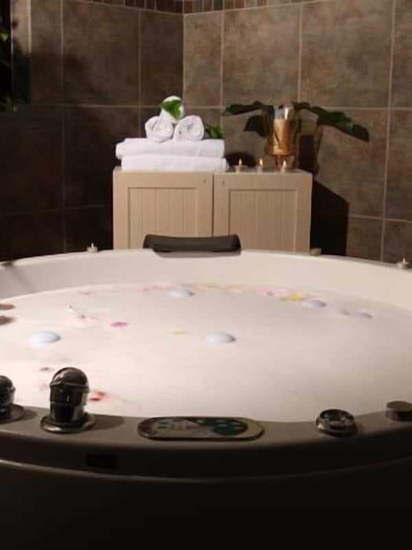 Bồn tắm spa trong nhà