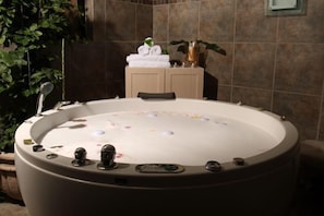 Indoor spa tub